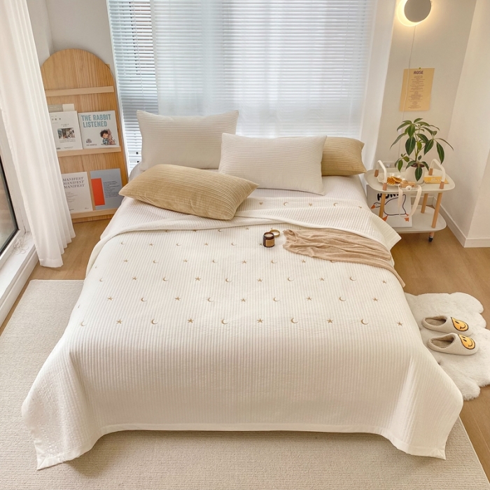 91家纺网 家纺一手货源 找家纺 漫调 2021新款宝宝绒刺绣床盖三件套 星月 白