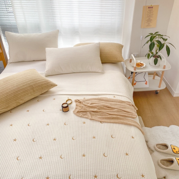 91家纺网 家纺一手货源 找家纺 漫调 2021新款宝宝绒刺绣床盖三件套 星月 白