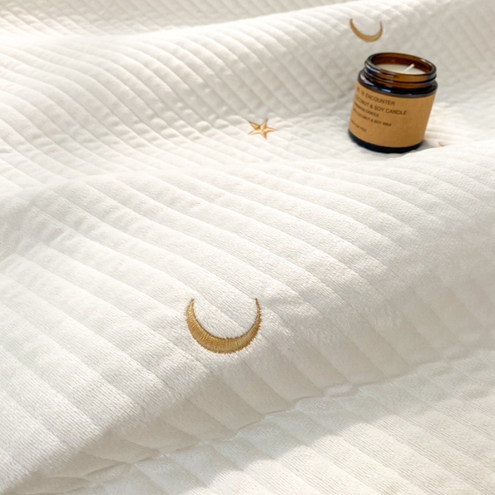 91家纺网 家纺一手货源 找家纺 漫调 2021新款宝宝绒刺绣床盖三件套 星月 白