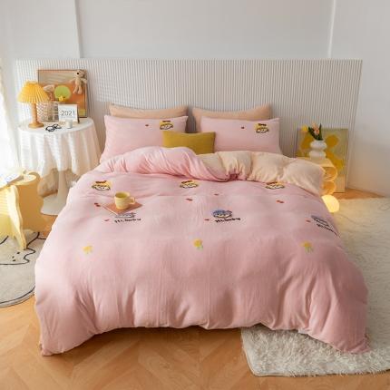 91家纺网 家纺一手货源 找家纺 兄弟坊 2021牛奶绒毛巾绣四件套 甜心宝贝-粉