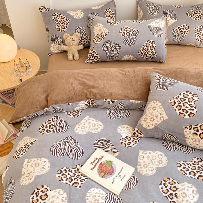 91家纺网 家纺一手货源 找家纺 雅居纺 2022新款印花牛奶绒四件套 爱心豹纹灰