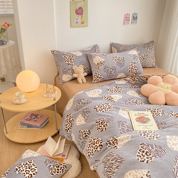 91家纺网 家纺一手货源 找家纺 雅居纺 2022新款印花牛奶绒四件套 爱心豹纹灰