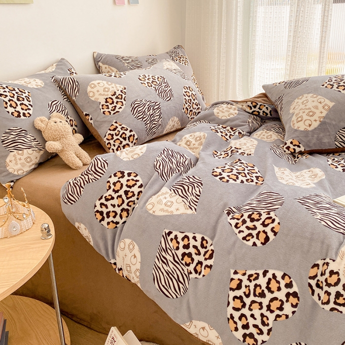 91家纺网 家纺一手货源 找家纺 雅居纺 2022新款印花牛奶绒四件套 爱心豹纹灰