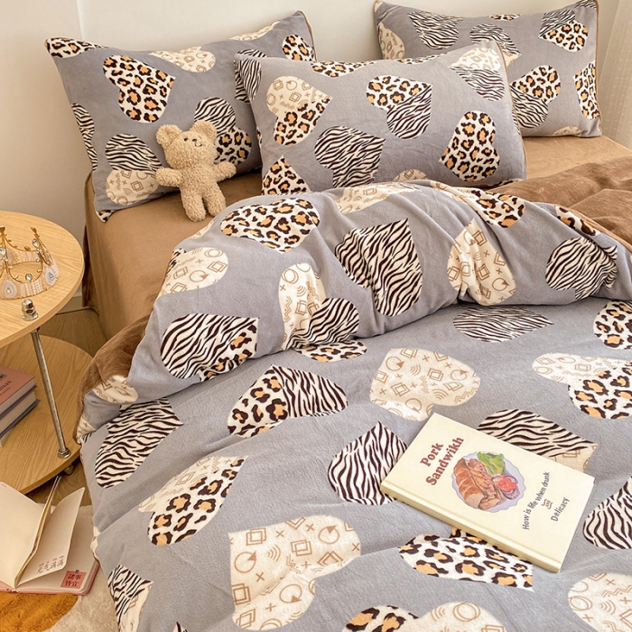 91家纺网 家纺一手货源 找家纺 雅居纺 2022新款印花牛奶绒四件套 爱心豹纹灰