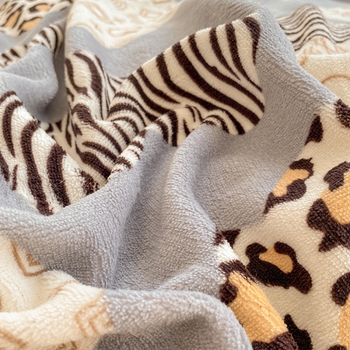 91家纺网 家纺一手货源 找家纺 雅居纺 2022新款印花牛奶绒四件套 爱心豹纹灰