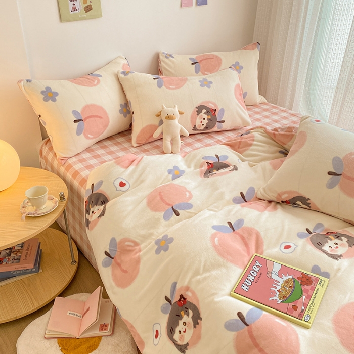 91家纺网 家纺一手货源 找家纺 雅居纺 2022新款印花牛奶绒四件套 桃女郎