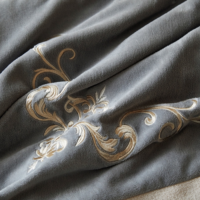 91家纺网 家纺一手货源 找家纺 骏腾 2022新款加厚牛奶绒刺绣四件套法莱绒三件套 暖心-灰色