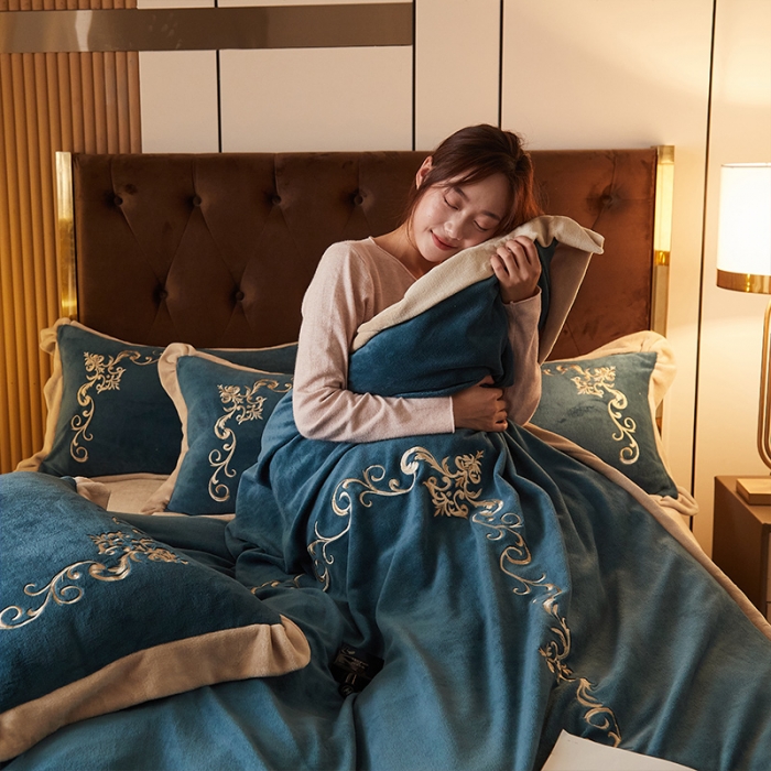 91家纺网 家纺一手货源 找家纺 骏腾 2022新款加厚牛奶绒刺绣四件套法莱绒三件套 暖心-孔雀兰