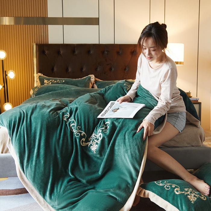 91家纺网 家纺一手货源 找家纺 骏腾 2022新款加厚牛奶绒刺绣四件套法莱绒三件套 暖心-孔雀绿