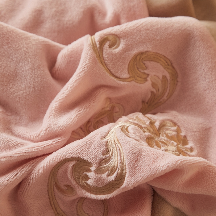 91家纺网 家纺一手货源 找家纺 骏腾 2022新款加厚牛奶绒刺绣四件套法莱绒三件套 暖心-玫瑰粉