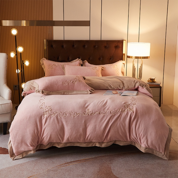 91家纺网 家纺一手货源 找家纺 骏腾 2022新款加厚牛奶绒刺绣四件套法莱绒三件套 暖心-玫瑰粉