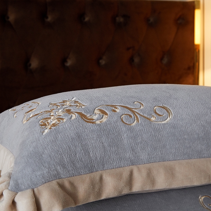 91家纺网 家纺一手货源 找家纺 骏腾 2022新款加厚牛奶绒刺绣四件套法莱绒三件套 暖心-银灰