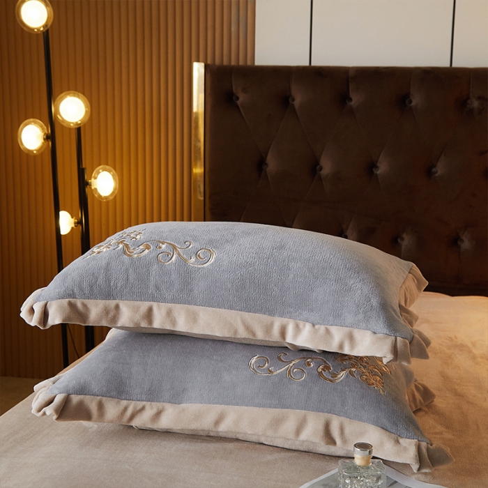 91家纺网 家纺一手货源 找家纺 骏腾 2022新款加厚牛奶绒刺绣四件套法莱绒三件套 暖心-银灰