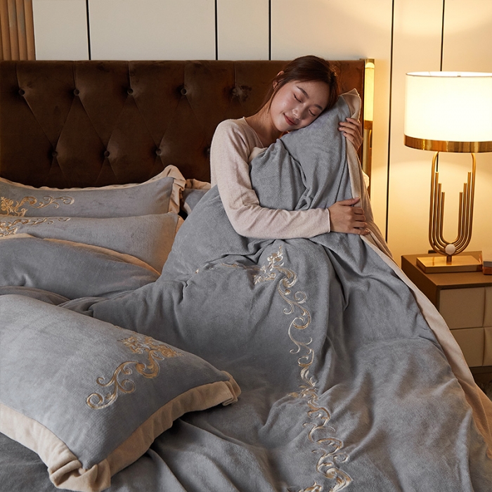 91家纺网 家纺一手货源 找家纺 骏腾 2022新款加厚牛奶绒刺绣四件套法莱绒三件套 暖心-银灰