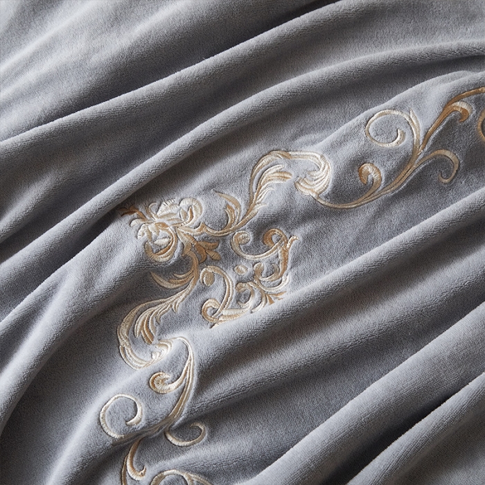 91家纺网 家纺一手货源 找家纺 骏腾 2022新款加厚牛奶绒刺绣四件套法莱绒三件套 暖心-银灰