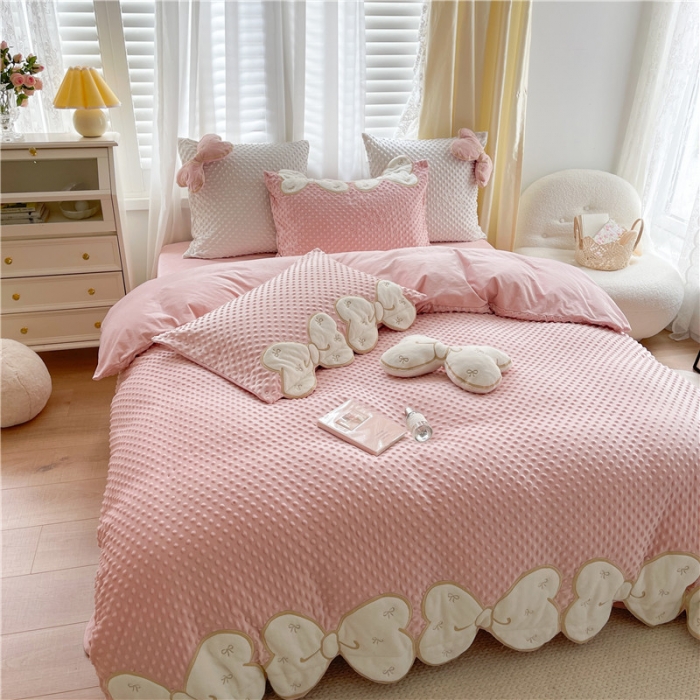 91家纺网 家纺一手货源 找家纺 星野 2021新款高克重豆豆绒拼宝宝绒四件套 小泡芙绒粉