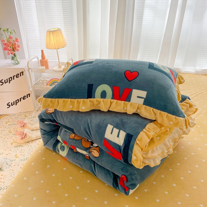 91家纺网 家纺一手货源 找家纺 青竹苑 2021新款220克ins韩版花边牛奶绒印花四件套 足球小镇