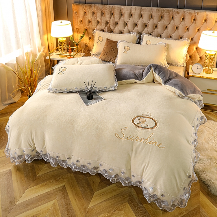 91家纺网 家纺一手货源 找家纺 青竹苑2021新款220克加厚保暖牛奶绒刺绣蕾丝太妃款四件套 太妃白灰