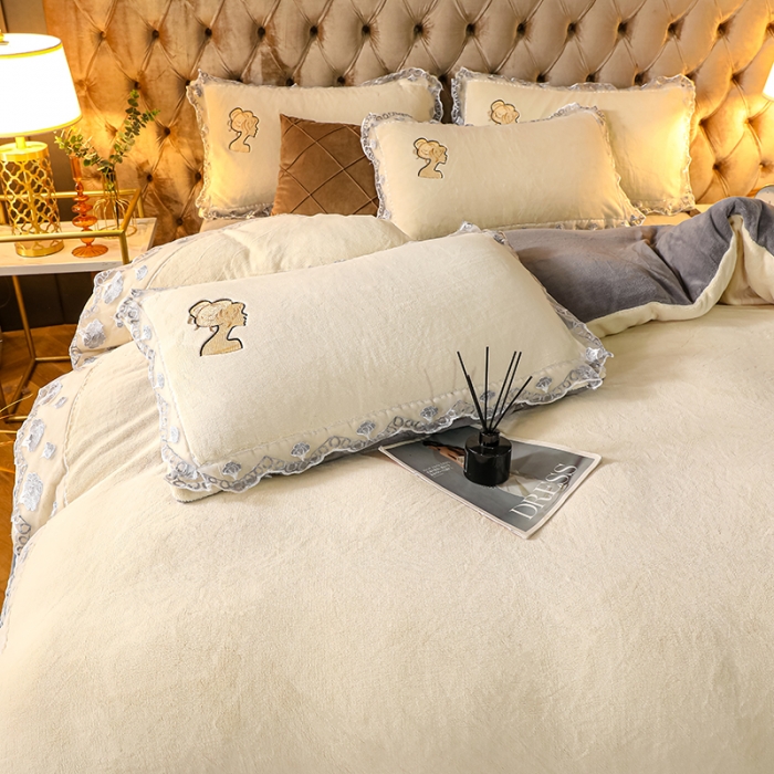 91家纺网 家纺一手货源 找家纺 青竹苑2021新款220克加厚保暖牛奶绒刺绣蕾丝太妃款四件套 太妃白灰