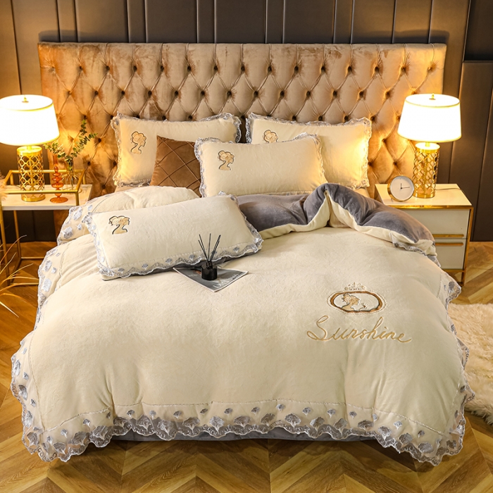 91家纺网 家纺一手货源 找家纺 青竹苑2021新款220克加厚保暖牛奶绒刺绣蕾丝太妃款四件套 太妃白灰