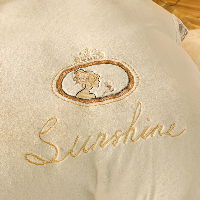 91家纺网 家纺一手货源 找家纺 青竹苑2021新款220克加厚保暖牛奶绒刺绣蕾丝太妃款四件套 太妃白灰