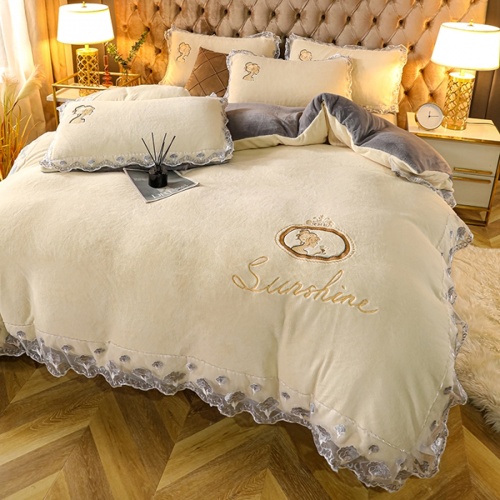 91家纺网 家纺一手货源 找家纺 青竹苑2021新款220克加厚保暖牛奶绒刺绣蕾丝太妃款四件套 太妃白灰