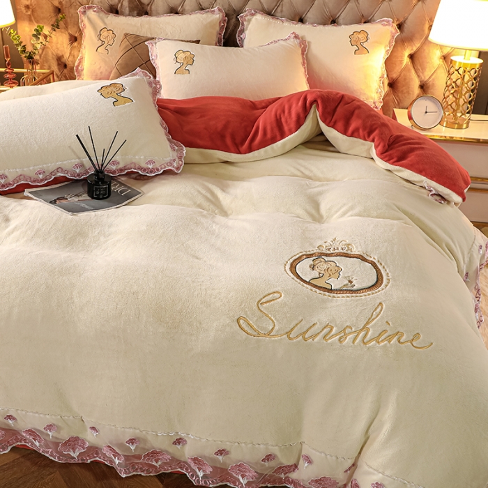 91家纺网 家纺一手货源 找家纺 青竹苑2021新款220克加厚保暖牛奶绒刺绣蕾丝太妃款四件套 太妃白桔