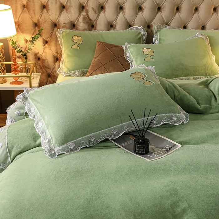 91家纺网 家纺一手货源 找家纺 青竹苑2021新款220克加厚保暖牛奶绒刺绣蕾丝太妃款四件套 太妃果绿