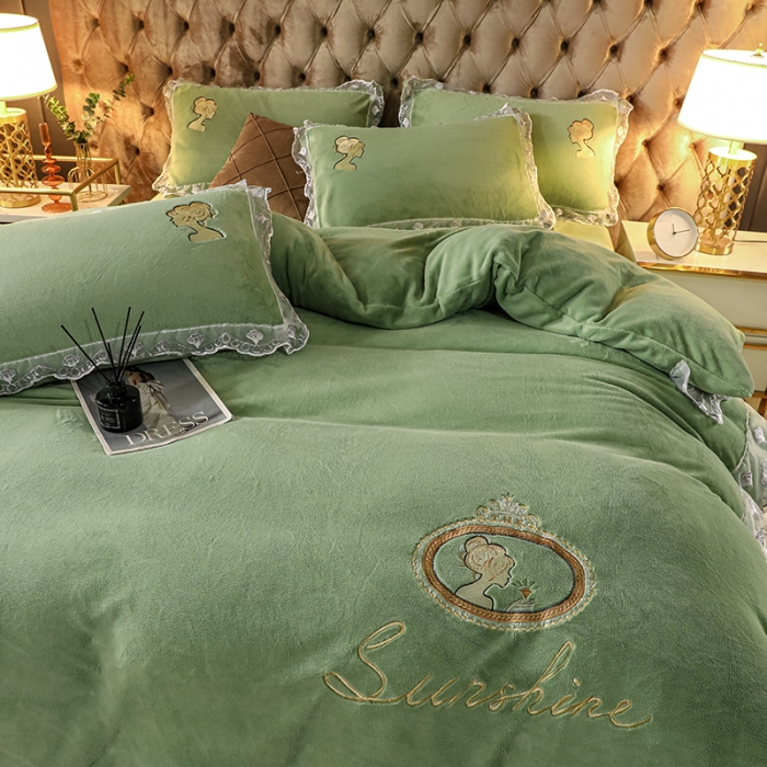 91家纺网 家纺一手货源 找家纺 青竹苑2021新款220克加厚保暖牛奶绒刺绣蕾丝太妃款四件套 太妃果绿