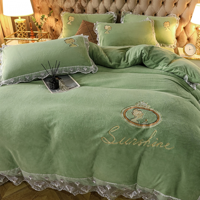 91家纺网 家纺一手货源 找家纺 青竹苑2021新款220克加厚保暖牛奶绒刺绣蕾丝太妃款四件套 太妃果绿