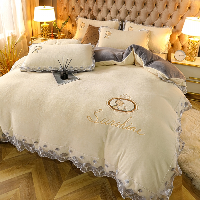 91家纺网 家纺一手货源 找家纺 青竹苑2021新款220克加厚保暖牛奶绒刺绣蕾丝太妃款四件套 太妃白灰