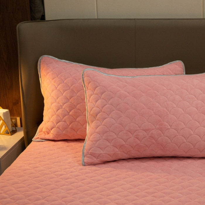 91家纺网 家纺一手货源 找家纺 棉生活家纺 2021新款秋冬多功能牛奶绒床笠 樱花粉