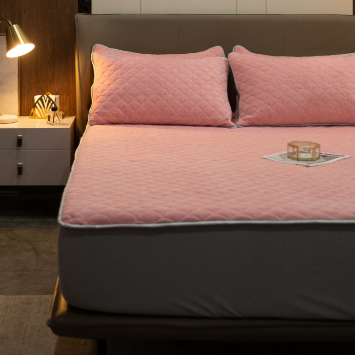 91家纺网 家纺一手货源 找家纺 棉生活家纺 2021新款秋冬多功能牛奶绒床笠 樱花粉