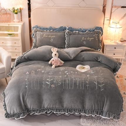 91家纺网 家纺一手货源 找家纺 迪欧芙 2023新款加厚牛奶绒刺绣床裙款四件套 花海-灰色