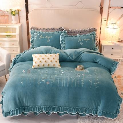 91家纺网 家纺一手货源 找家纺 迪欧芙 2023新款加厚牛奶绒刺绣床裙款四件套花 花海-蓝色