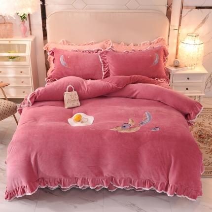 91家纺网 家纺一手货源 找家纺 迪欧芙 2023新款加厚牛奶绒刺绣床裙款四件套羽毛花 豆沙色