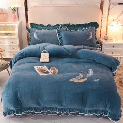 91家纺网 家纺一手货源 找家纺 迪欧芙2023新款加厚牛奶绒刺绣床裙款四件套羽毛花 蓝色