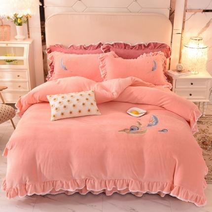 91家纺网 家纺一手货源 找家纺 迪欧芙 2023新款加厚牛奶绒刺绣床裙款四件套羽毛花 玉色