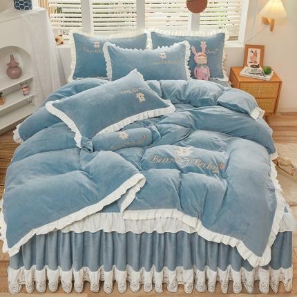 91家纺网 家纺一手货源 找家纺 宜凡家纺 2021新款牛奶绒绣花熊床裙四件套 可爱熊-海蓝