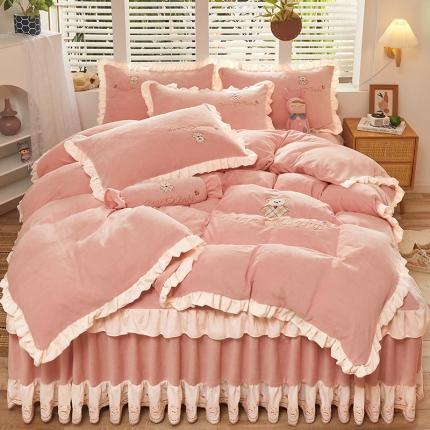 91家纺网 家纺一手货源 找家纺 宜凡家纺 2021新款牛奶绒绣花熊床裙四件套 可爱熊-仙粉