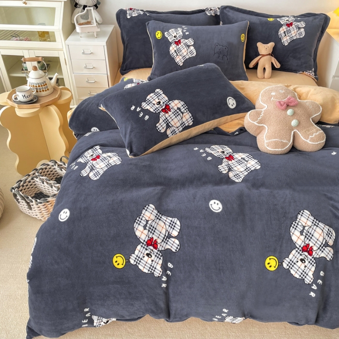 91家纺网 家纺一手货源 找家纺 优彩  2021新款200克高克重印花牛奶绒四件套 宝利熊