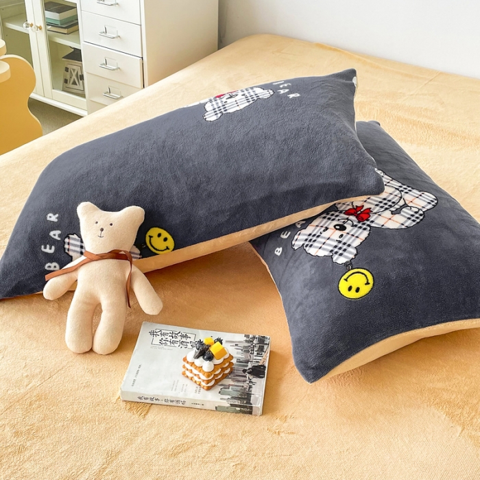 91家纺网 家纺一手货源 找家纺 优彩  2021新款200克高克重印花牛奶绒四件套 宝利熊