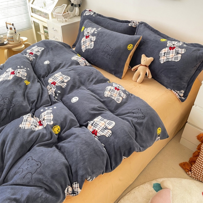 91家纺网 家纺一手货源 找家纺 优彩  2021新款200克高克重印花牛奶绒四件套 宝利熊