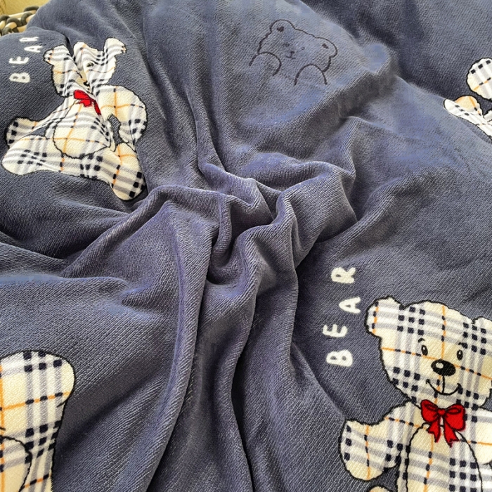 91家纺网 家纺一手货源 找家纺 优彩  2021新款200克高克重印花牛奶绒四件套 宝利熊