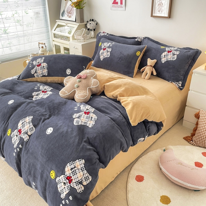 91家纺网 家纺一手货源 找家纺 优彩  2021新款200克高克重印花牛奶绒四件套 宝利熊