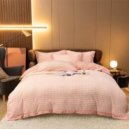 91家纺网 家纺一手货源 找家纺 娇逸 2021新款牛奶立体雕花绒印花四件套 千鸟格粉