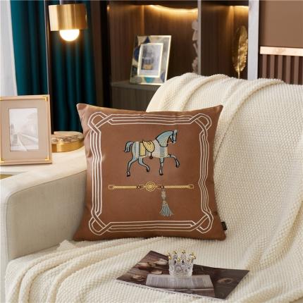 91家纺网 家纺一手货源 找家纺 古本家居 2021新款科技皮抱枕 科技布爱玛红棕