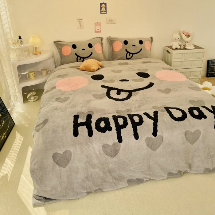 91家纺网 家纺一手货源 找家纺 慕尚 2022新款北欧牛奶绒大版四件套实拍图暖光 可爱笑脸