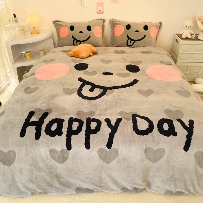 91家纺网 家纺一手货源 找家纺 慕尚 2022新款北欧牛奶绒大版四件套实拍图暖光 可爱笑脸