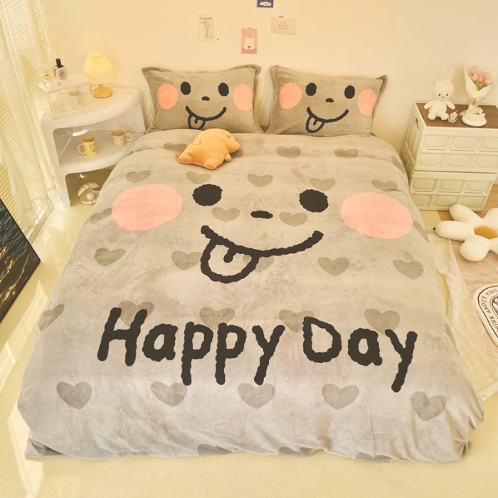 91家纺网 家纺一手货源 找家纺 慕尚 2022新款北欧牛奶绒大版四件套实拍图暖光 可爱笑脸